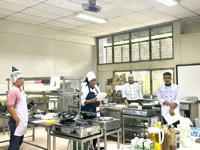 คณะครูแผนกศึกษา รร.พธ.พธ.ทร. เข้ารับการอบรมผู้ทดสอบมาตรฐานฝีมือแรงงาน สาขาผู้ประกอบอาหารไทย ระดับ 1 ระหว่างวันที่ 30 ก.ค.-1 ส.ค.68 ณ มหาวิทยาลัยราชภัฎรำไพพรรณี